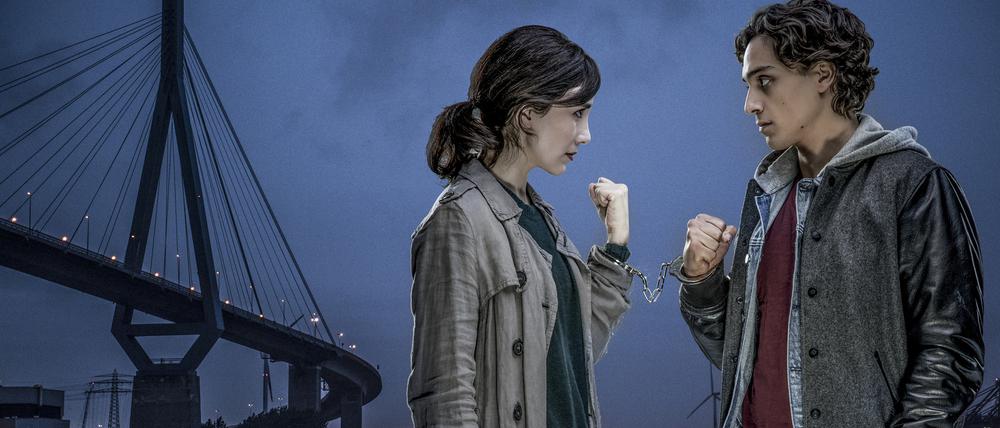 Sibel (Sibel Kekilli) will ihren Bruder Melih (Yasin Boynuince) daran hindern, Unsinn zu treiben. Sie kettet ihn mit Handschellen an.