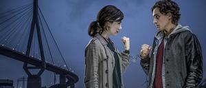 Sibel (Sibel Kekilli) will ihren Bruder Melih (Yasin Boynuince) daran hindern, Unsinn zu treiben. Sie kettet ihn mit Handschellen an.