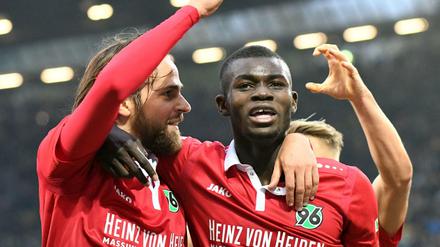 Es läuft für Hannover. Hier bejubelt Ihlas Bebou (r.) sein Tor zum 4:2 gegen den BVB mit Martin Harnik. 