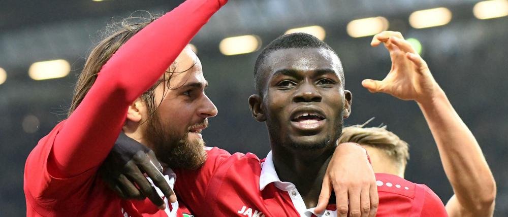 Es läuft für Hannover. Hier bejubelt Ihlas Bebou (r.) sein Tor zum 4:2 gegen den BVB mit Martin Harnik. 