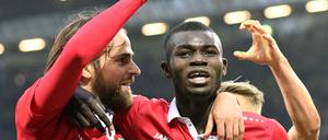Es läuft für Hannover. Hier bejubelt Ihlas Bebou (r.) sein Tor zum 4:2 gegen den BVB mit Martin Harnik. 