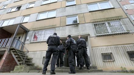 Polizisten sind am 31.10.2017 im Plattenbauviertel Neu Zippendorf in Schwerin im Einsatz, wo ein mutmaßlicher Islamist aus Syrien festgenommen wurde 