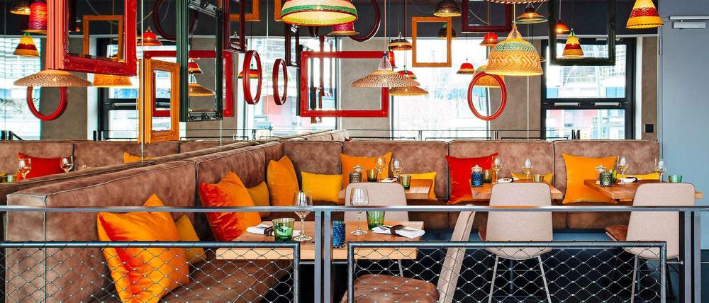 Platz bis unter die Decke: Im Mavericks in Lichtenberg kann man auf zwei Ebenen speisen.