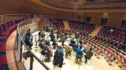 Perfekte Bedingungen. Daniel Barenboim probt mit Studierenden der Barenboim-Said Akademie im Pierre Boulez Saal.  