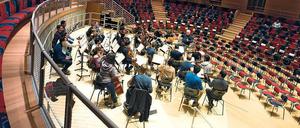 Perfekte Bedingungen. Daniel Barenboim probt mit Studierenden der Barenboim-Said Akademie im Pierre Boulez Saal.  