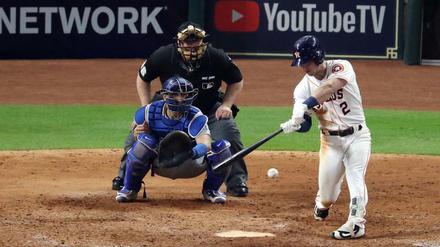 Glücksmoment. Alex Bregman schlägt den Ball zur 13:12-Sieg ins Feld.
