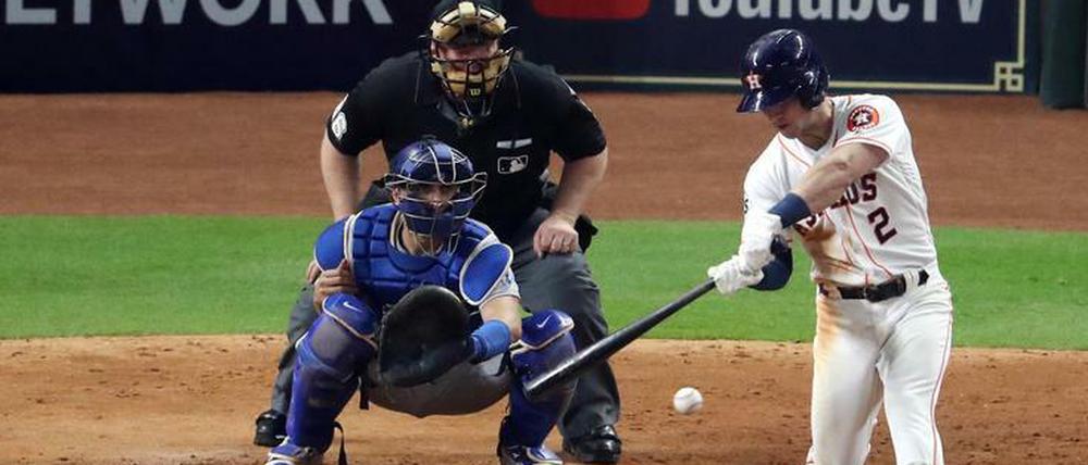 Glücksmoment. Alex Bregman schlägt den Ball zur 13:12-Sieg ins Feld.