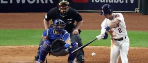 Glücksmoment. Alex Bregman schlägt den Ball zur 13:12-Sieg ins Feld.