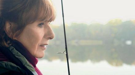 Stilles Wasser. Nach Bella Blocks Verschwinden wartet lauter Leben auf Hannelore Hoger. Lesungen absolvieren, nach Sylt fahren, oder, wenn sie es will, vom Theaterauftritt als Narr in Shakespeares „Lear“ träumen. 