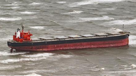Der Frachter "Glory Amsterdam" liegt in der Deutschen Bucht vor Langeoog auf Grund. Der Sturm «Herwart» trieb den Schüttgutfrachter auf eine Sandbank. 
