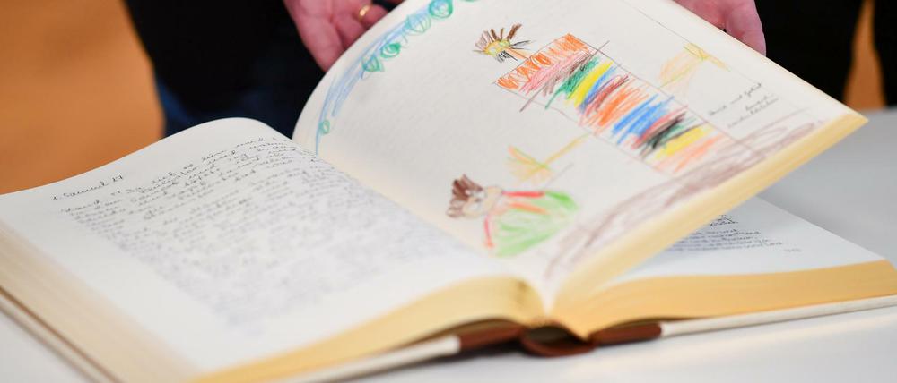 Für alle: 606 Menschen haben in Mannheim eine Bibel handgeschrieben - 3626 Seiten in fünf Bänden.