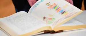 Für alle: 606 Menschen haben in Mannheim eine Bibel handgeschrieben - 3626 Seiten in fünf Bänden. 