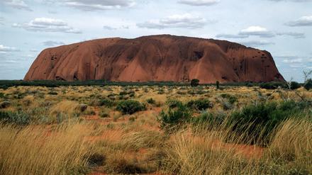 Wahrzeichen Australiens: Uluru oder Ayers Rock in der zentralaustralischen Wüste. 