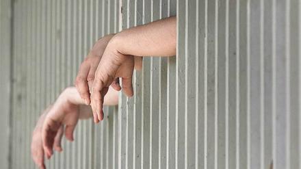 Hinter Gittern. Da Deutschland strikt auf Strafverbüßung besteht, initiiert die Verteidigung häufig ein Abschiebeverfahren selbst.