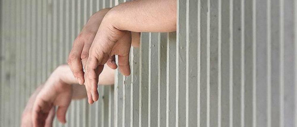 Hinter Gittern. Da Deutschland strikt auf Strafverbüßung besteht, initiiert die Verteidigung häufig ein Abschiebeverfahren selbst.