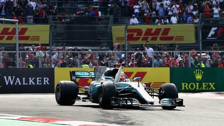 Da reckt er die Faust. Lewis Hamilton ist am Ziel seiner Wünsche - für dieses Jahr.