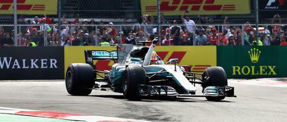 Da reckt er die Faust. Lewis Hamilton ist am Ziel seiner Wünsche - für dieses Jahr.