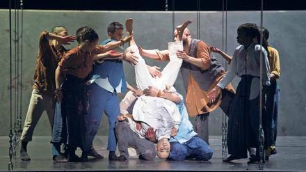 Kritische Masse. Sidi Larbi Cherkaouis Eastman-Tanzcompagnie aus Antwerpen in der Mitte der Tenor Stefan Cifolelli als Ghandi.
