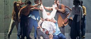 Kritische Masse. Sidi Larbi Cherkaouis Eastman-Tanzcompagnie aus Antwerpen in der Mitte der Tenor Stefan Cifolelli als Ghandi.