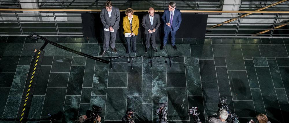 Nach dem Streit ist vor den Einigungen: Die Geschäftsführer und Generalsekretäre Michael Kellner (Grüne), Nicola Beer (FDP), Peter Tauber (CDU) und Andreas Scheuer (CSU) erläutern Stimmungslage und Verhandlungsstand. 