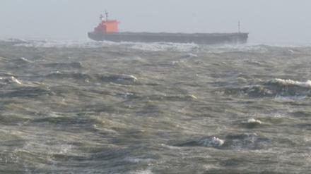 Der Frachter "Glory Amsterdam" trieb am Sonntag in der Deutschen Bucht vor Langeoog, in der Nacht zu Montag lief er auf Grund.