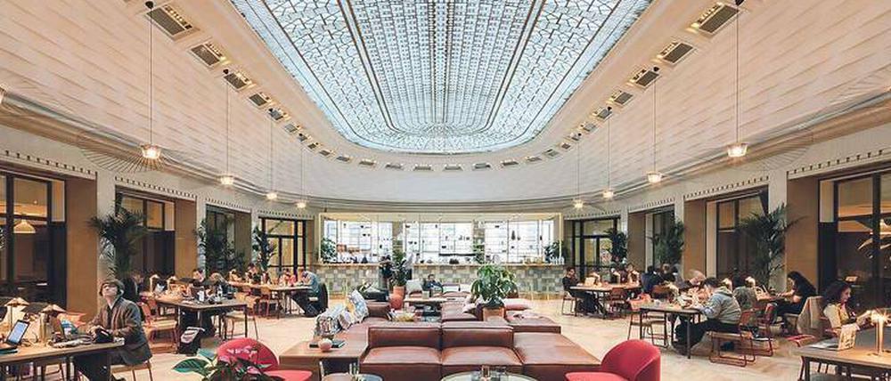 In Paris hat WeWork kürzlich sein erstes Gemeinschaftsbüro in einem Jugendstilgebäude unweit des Lafayette eröffnet. 