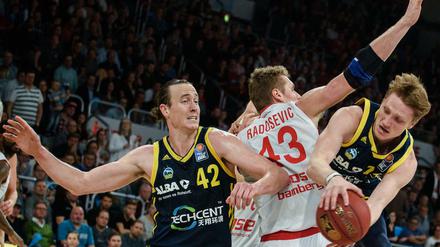 Groß und trotzdem wendig. Dennis Clifford (l.) ist mit 13 Punkten im Schnitt pro Spiel bislang Albas Topscorer.