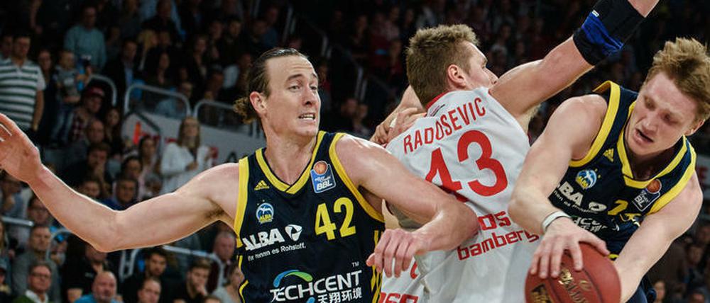 Groß und trotzdem wendig. Dennis Clifford (l.) ist mit 13 Punkten im Schnitt pro Spiel bislang Albas Topscorer.