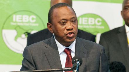 Kenias Staatschef Uhuru Kenyatta spricht am 30.10.2017 in Nairobi zum Volk, nachdem er als Gewinner der Wahlwiederholung in Kenia bekannt gegeben wurde. 