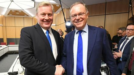Ministerpräsident Stephan Weil (SPD, r) begrüßt den CDU-Fraktionsvorsitzenden Bernd Althusmann am 01.11.2017 im Landtag in Hannover. 
