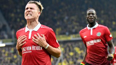 Hannovers Felix Klaus (links) bejubelt sein Tor zum 3:2 mit Salif Sane.