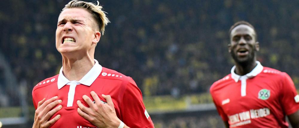 Hannovers Felix Klaus (links) bejubelt sein Tor zum 3:2 mit Salif Sane.