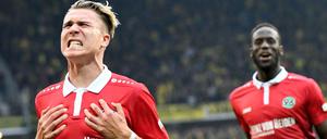 Hannovers Felix Klaus (links) bejubelt sein Tor zum 3:2 mit Salif Sane.