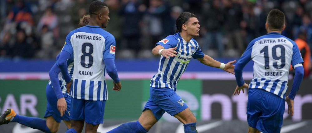 Berlins Karim Rekik (Mitte) traf zum vorentscheidenden 2:0.