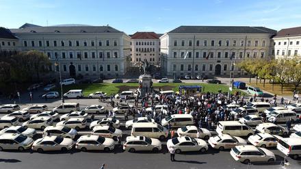 Stehender Sturmlauf. Taxifahrer demonstrieren in München gegen das Konkurrenzunternehmen Uber. 