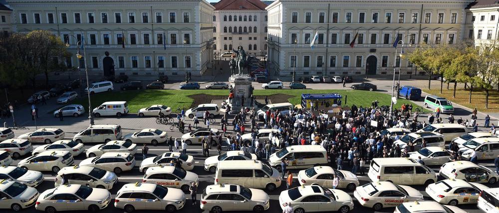 Stehender Sturmlauf. Taxifahrer demonstrieren in München gegen das Konkurrenzunternehmen Uber.