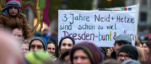 Gegendemonstranten stehen am 28.10.2017 während einer Kundgebung der Pegida-Bewegung auf dem Postplatz in Dresden (Sachsen).