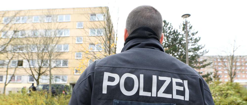 Zugriff im Plattenbau: Ein Polizist am Dienstagmorgen in Schwerin.