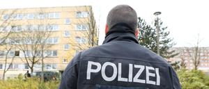 Zugriff im Plattenbau: Ein Polizist am Dienstagmorgen in Schwerin.