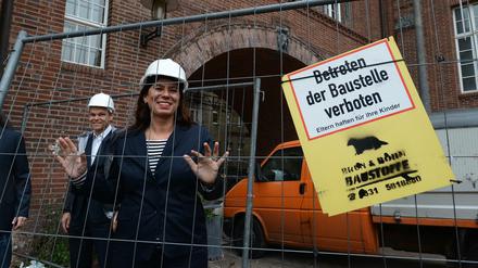 Berlins Bildungssenatorin Sandra Scheeres (SPD) besichtigt Sanierungsarbeiten in der Ruppin-Grundschule.
