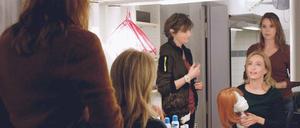 Der Spiegel lügt nicht. Maskenbildnerin Hanne (Nicole Marischka, M.) und Produktionsleiterin Ruth (Milena Dreissig, r.) suchen in Nicolas Wackerbarths Film nach dem richtigen „Typ“ für die nächste Kandidatin (Ursina Lardi, r.u.).