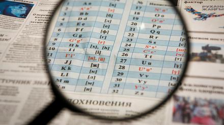 Entzifferungshilfen. Einer kasachische Zeitung stellt ihren Lesern das neue Alphabet vor.