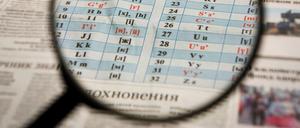 Entzifferungshilfen. Einer kasachische Zeitung stellt ihren Lesern das neue Alphabet vor.