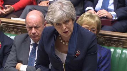 Neue Probleme für Theresa May. Hinter ihr sitzt Damian Green, ihr Vize, dem sexuelle Belästigung vorgeworfen wird.