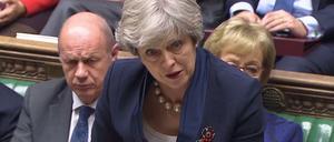 Neue Probleme für Theresa May. Hinter ihr sitzt Damian Green, ihr Vize, dem sexuelle Belästigung vorgeworfen wird.