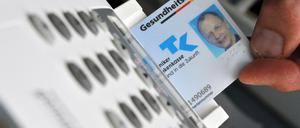 Mühsame Vernetzung. Künftig soll die elektronischen Gesundheitskarte auch Zugriff auf medizinische Daten ermöglichen. 