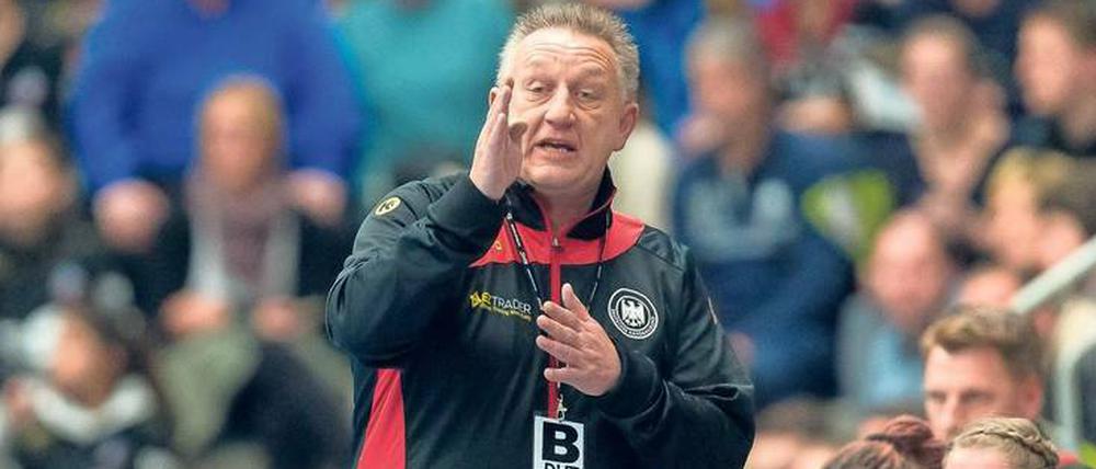 Michael Biegler, 56, trainierte schon etliche Männer-Teams. Mit den Frauen tritt er an diesem Samstag (Magdeburg) und Sonntag (Berlin) gegen die Niederlande an.