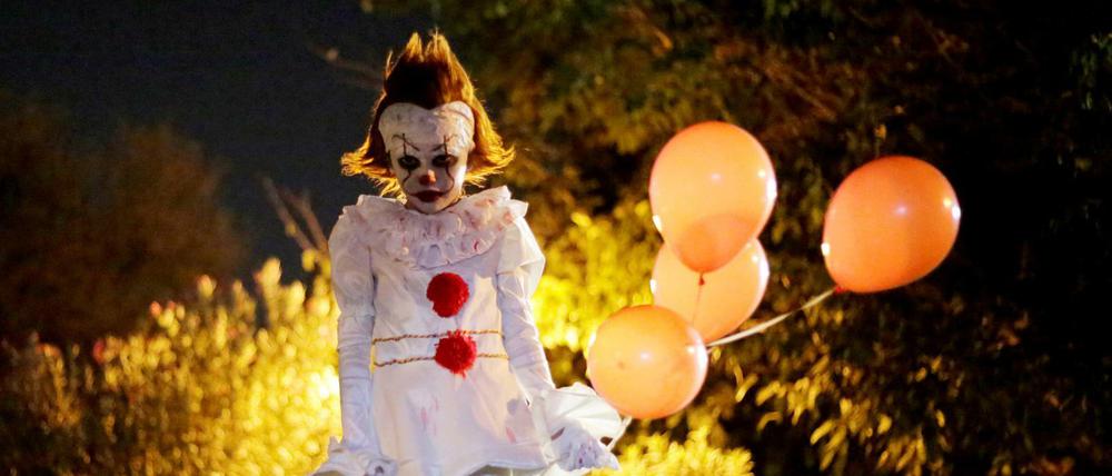 Ein kleiner Junge als tanzender Clown Pennywise bei einer Halloweenparty in Mexico.
