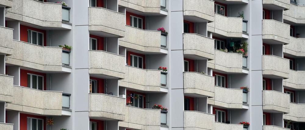 Gefährdetes Zuhause. Ein großes Mietshaus in Berlin.