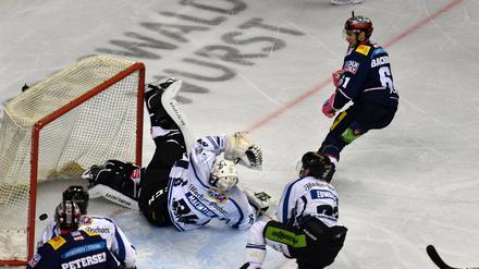 Drin ist er. Sean Backman erzielt das 1:0. 